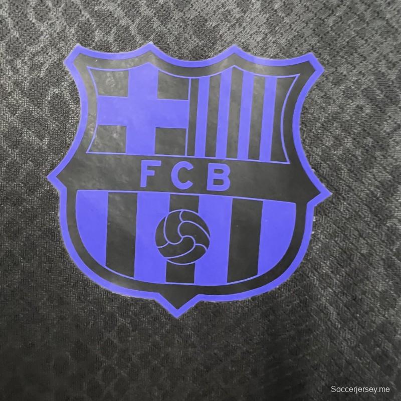 2025/26 قميص برشلونة إكس كوبي براينت قبل المباراة خارج الملعب