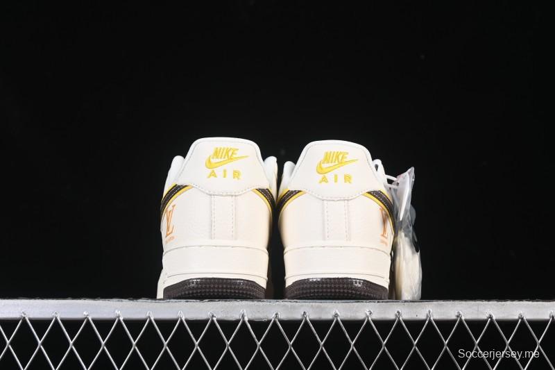 حذاء نايك اير فورس 1 '07 المنخفض من نايك اير فورس 1 '07 LV Collaboration حذاء رياضي كاجوال مرقع باللون البيج والبني - DD1982-302