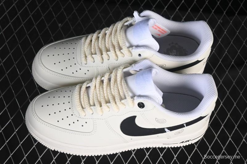 حذاء نايك اير فورس 1 '07 المنخفض الكاجوال من نايك باللون الأبيض أسود - ZH0318-128