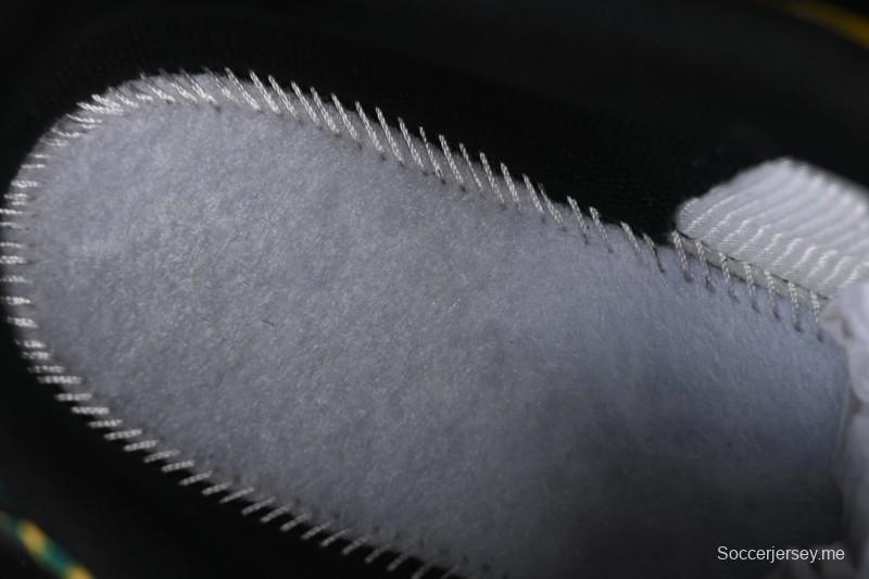 حذاء الجري اير ماكس بلس ريترو من نايك بتقنية الوسائد الهوائية - IB7671-700