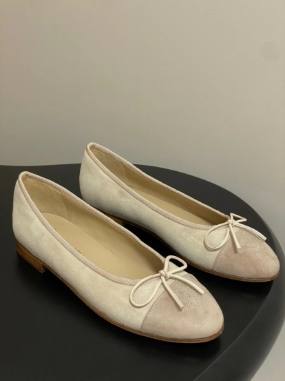 Chanel Ballet Flats with Bow Detail in Suede - KFY00300