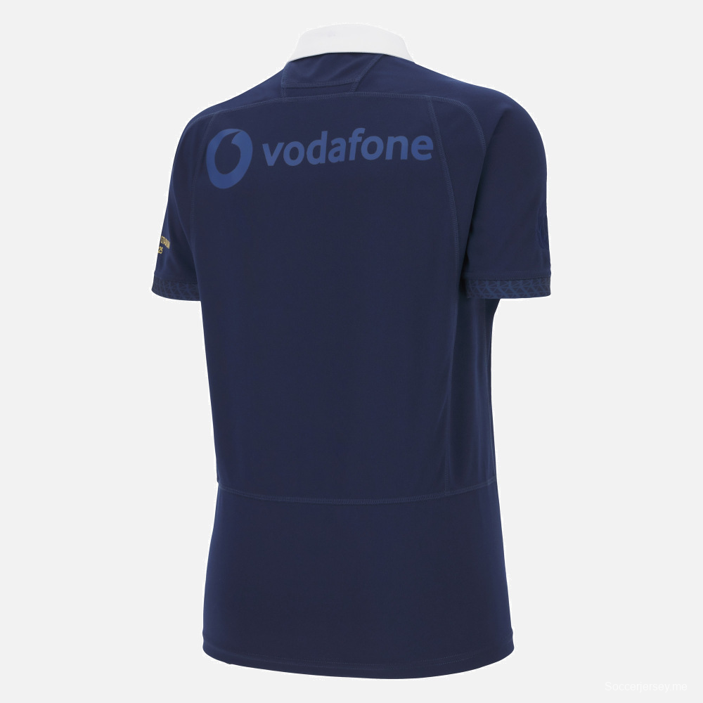 2025 قميص اسكتلندا للرجبي بمناسبة الذكرى 150 للرجبي في اسكتلندا باللون الأزرق الداكن مع ياقة بيضاء وتفاصيل تذكارية من مورايفيلد