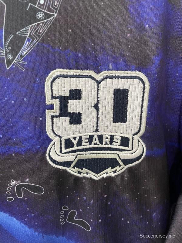 25/26 قميص كوينزلاند نورث كوينزلاند كاوبويز باللون الكحلي بتصميم غالاكسي السكان الأصليين