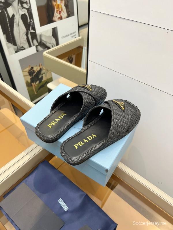 صندل بحزام متقاطع منسوج يدويًا من برادا 2025 من الرافيا 2025 - KFY00260