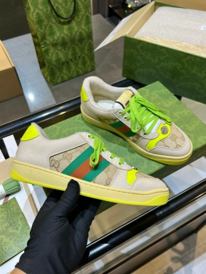 حذاء رياضي من غوتشي بتصميم ريترو 2025 بتصميم ريترو 2025 مع شعار GG المعدني - AS00270