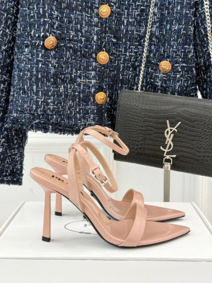 برادا 2025 صندل بكعب عالٍ مدبب من الأمام مع إبزيم مثلث - KFY00280