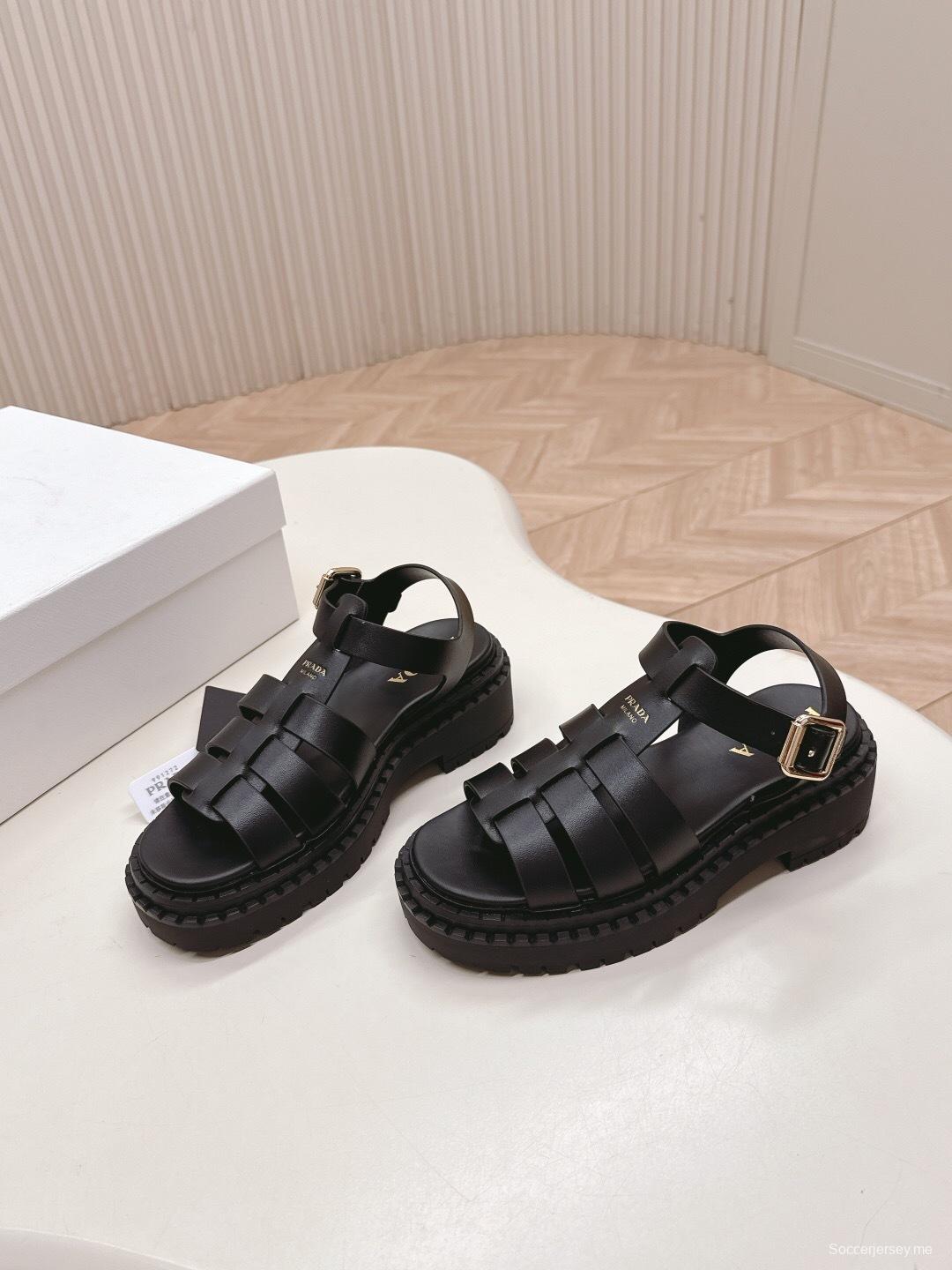 برادا صندل روماني ذو كعب منخفض لربيع/صيف 2025 من برادا - LY00290