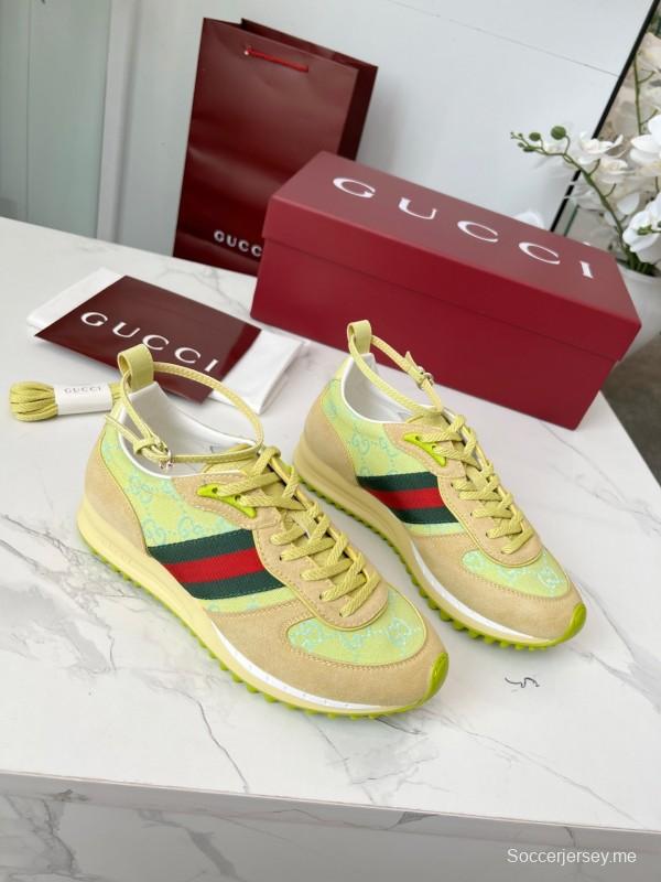 حذاء كاجوال نسائي من غوتشي بطبعة GG سوبريم وتفاصيل معدنية على شكل حصان - AS00330