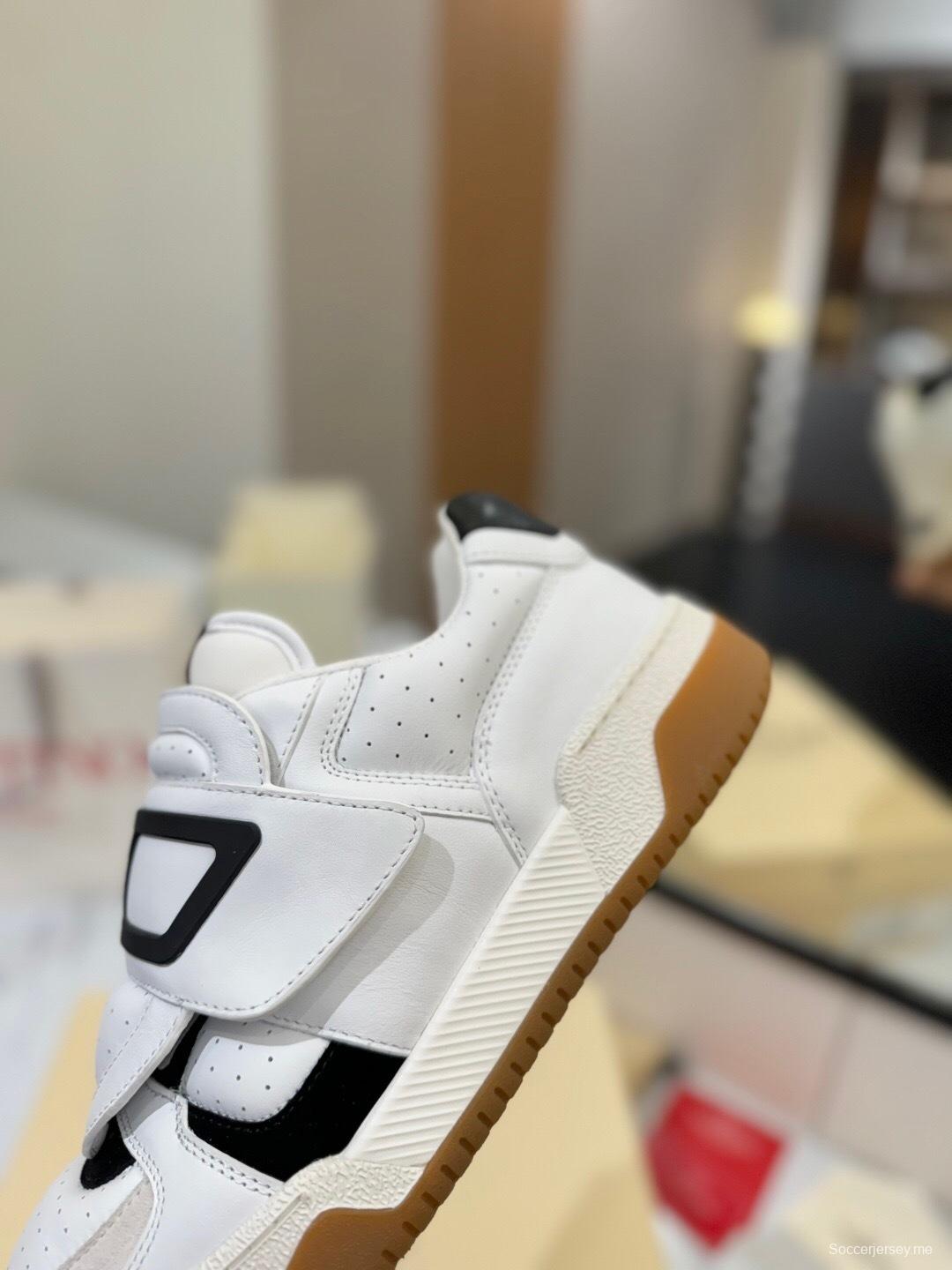 حذاء رياضي كاجوال من فالنتينو 2025 من فالنتينو 2025 مع خطاف وحلقة إغلاق بشعار V - AS00410