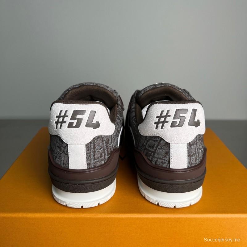 حذاء رياضي فاخر من مجموعة لويس فويتون 2025 لربيع/صيف 2025 بشعار العلامة التجارية ونعل خارجي من مادة TPU ثنائي اللون - YC