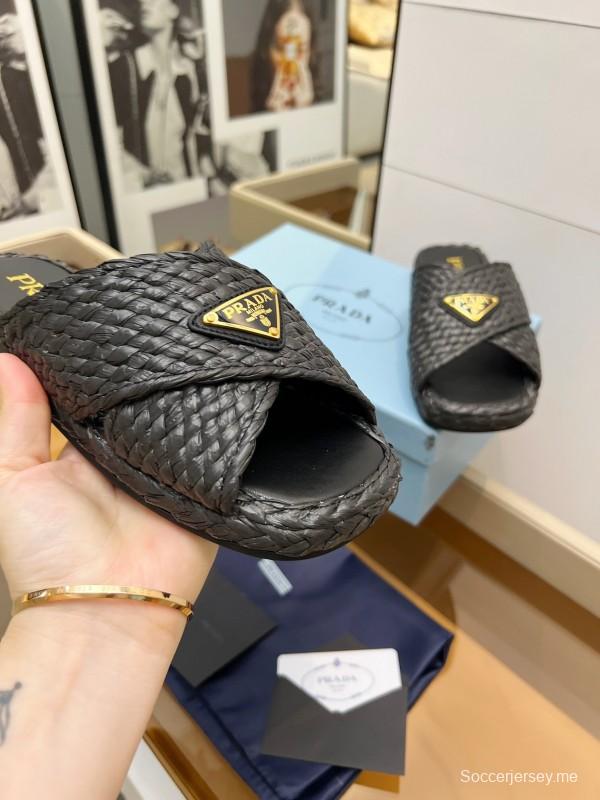 صندل بحزام متقاطع منسوج يدويًا من برادا 2025 من الرافيا 2025 - KFY00260