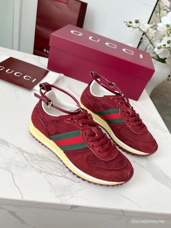 حذاء كاجوال نسائي من غوتشي بطبعة GG سوبريم وتفاصيل معدنية على شكل حصان - AS00330