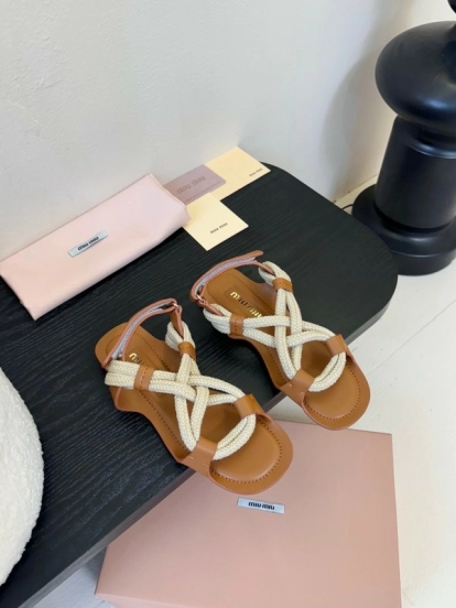 ميو 2025 صندل منسوج من الجوت في أسبوع الموضة لربيع وصيف 2025 - KFY00330