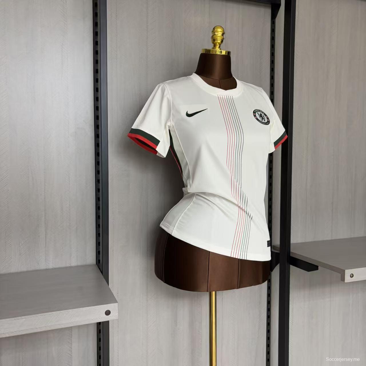 25/26 قميص تشيلسي للسيدات خارج ملعب تشيلسي للسيدات