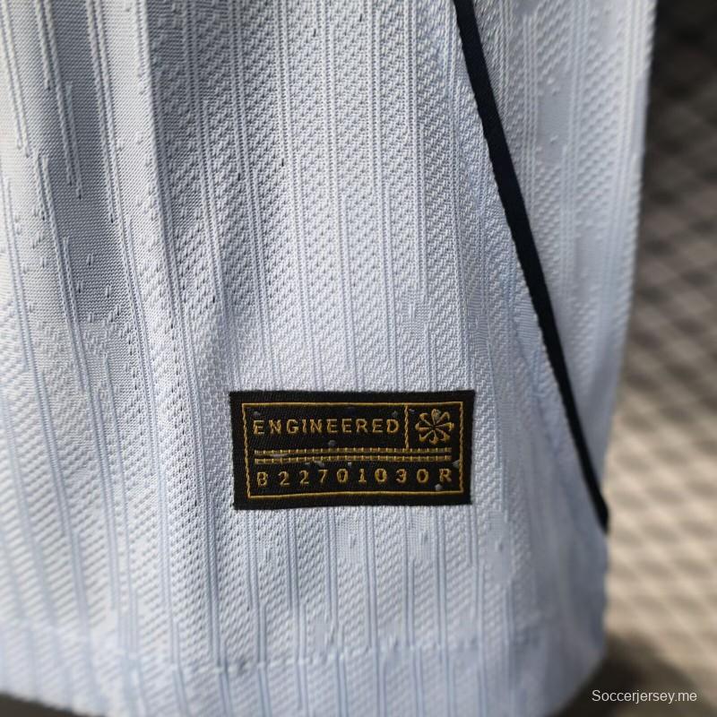 2026 نسخة اللاعب أوروغواي قميص أزرق فاتح مع ياقة بيضاء وأكمام طويلة