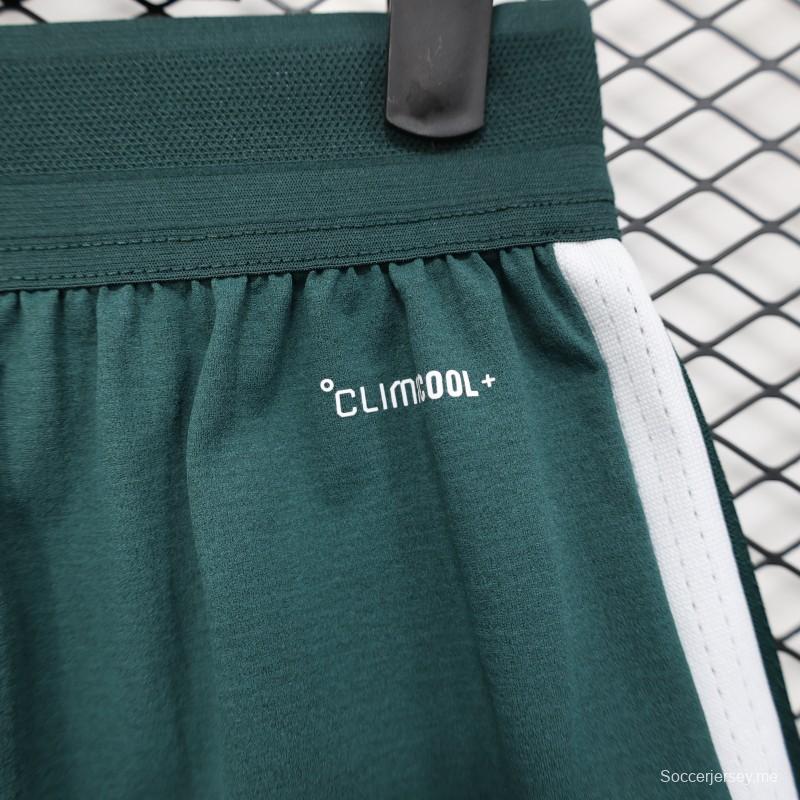2026 نسخة اللاعبين السعودية شورت أخضر مع خطوط جانبية بيضاء