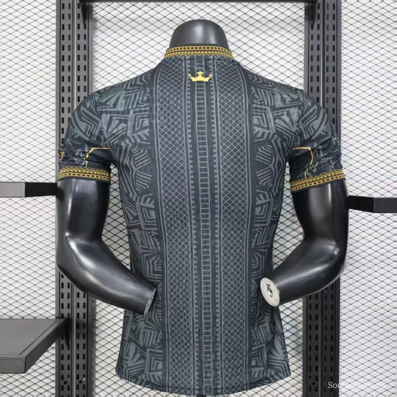 2026 نسخة اللاعبين البرازيلية السوداء مع قميص ذهبي بنمط هندسي قبلي