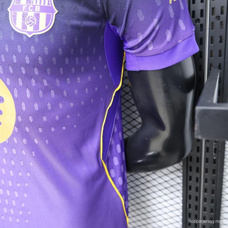 قميص برشلونة الخاص باللاعب، إصدار 26/27، باللون الأرجواني