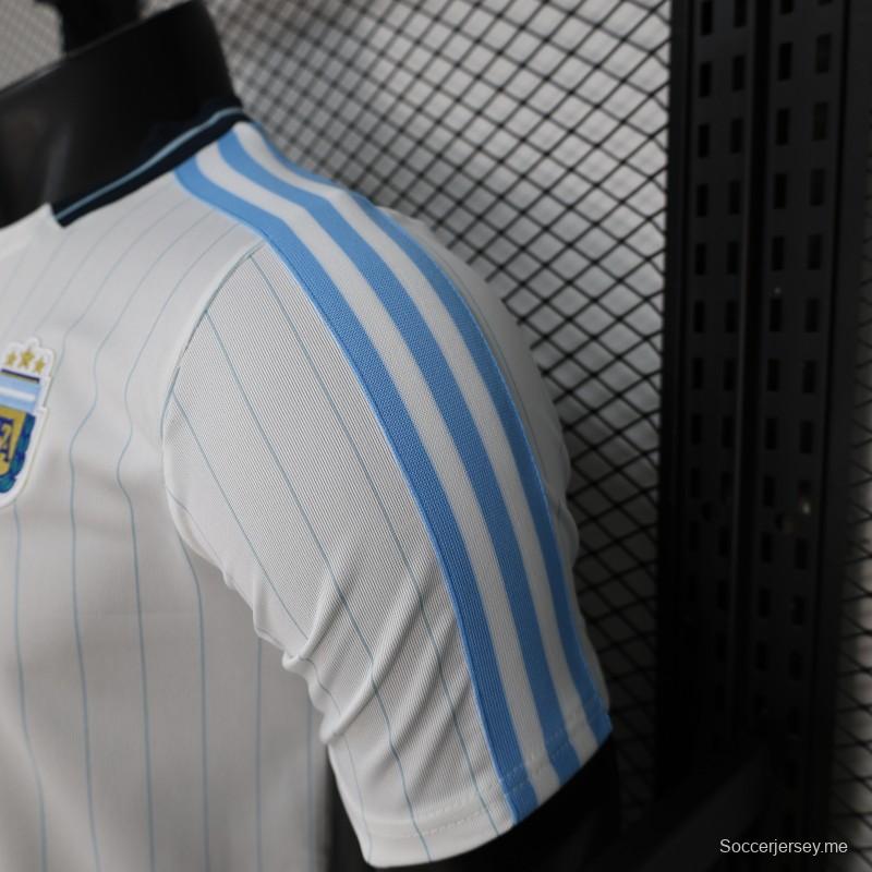 قميص اللاعب الإصدار 2026 الأرجنتيني الأبيض المزود بشعار "Terrace"