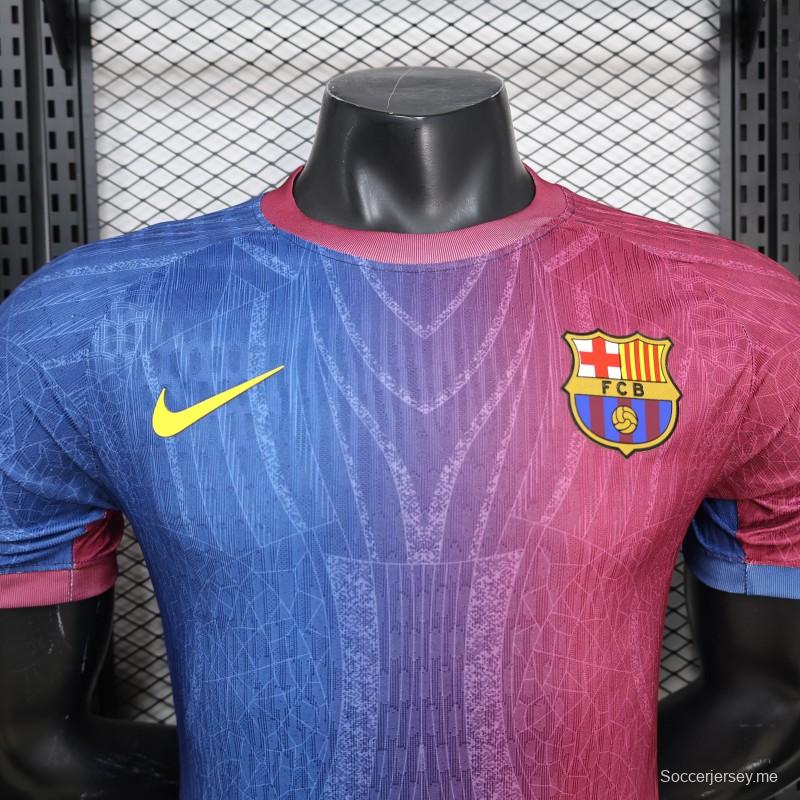 قميص لاعب نسخة 25/26 لفريق برشلونة باللونين الأزرق والبورجوندي بنمط هندسي متدرج