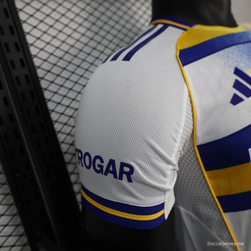 25/26 نسخة اللاعبين بوكا جونيورز قميص أبيض مع خطوط أفقية زرقاء وصفراء متدرجة