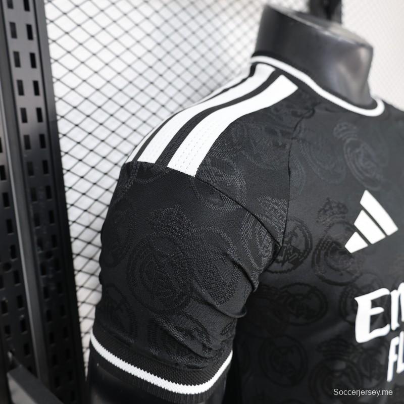 25/26 نسخة اللاعبين ريال مدريد أسود مع شعار خفيف على القميص