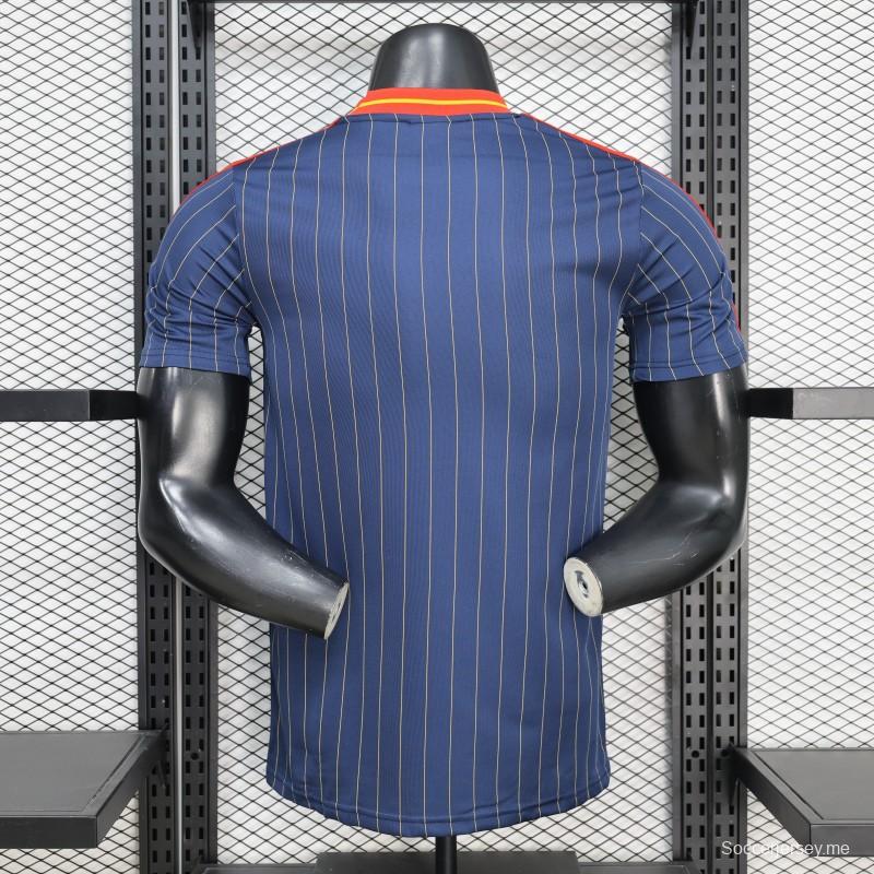 2026 نسخة اللاعبين إسبانيا أزرق داكن مع خطوط صفراء رفيعة قميص