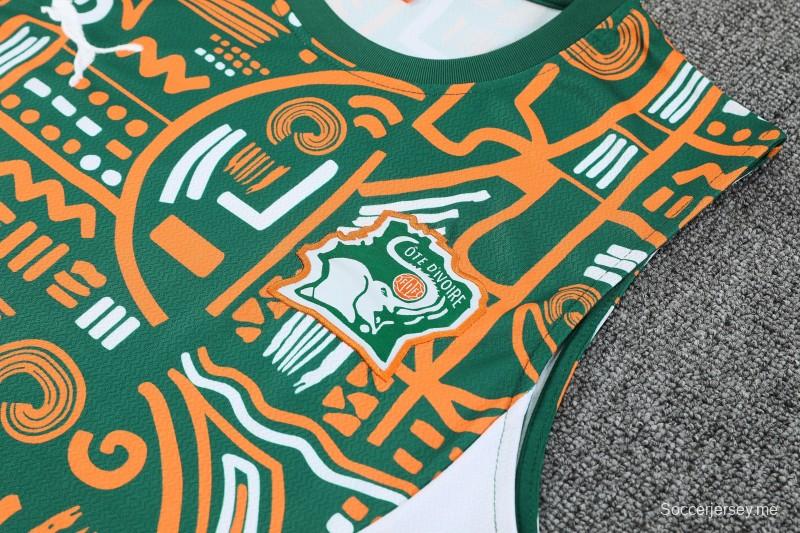 طقم من سترة تدريب خالية من الأكمام وشورت بطبعة قبائلية خضراء من كوت ديفوار 25/26