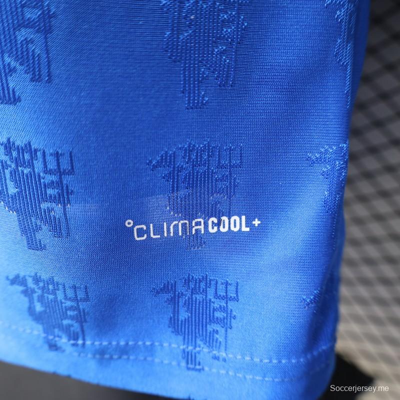 قميص اللاعب نسخة 26/27 باللون الأزرق الخاص بنادي مانشستر يونايتد مع نقشة جاكار على شكل شيطان تغطي كامل القميص