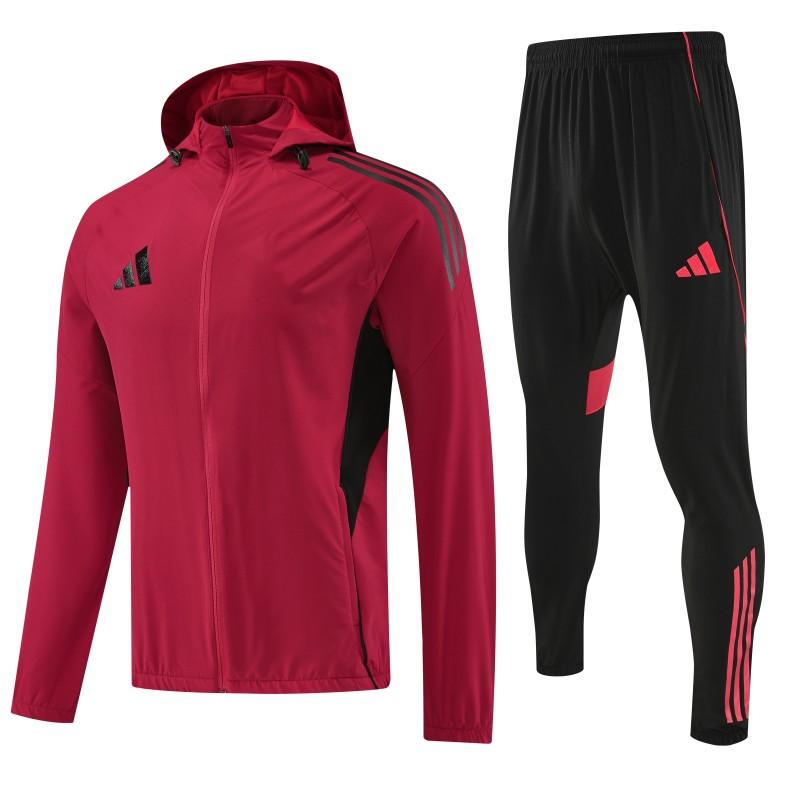 26/27 طقم رياضي من أديداس: سترة حمراء بغطاء للرأس وسحاب كامل + بنطال طويل أسود