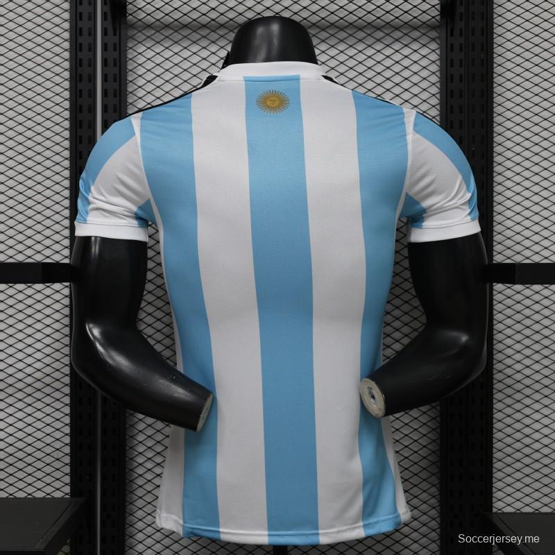 قميص المنتخب الأرجنتيني للمباريات على أرضه، إصدار اللاعب 2027، باللونين الأبيض والأزرق الفاتح مع شارة بطل كأس العالم FIFA