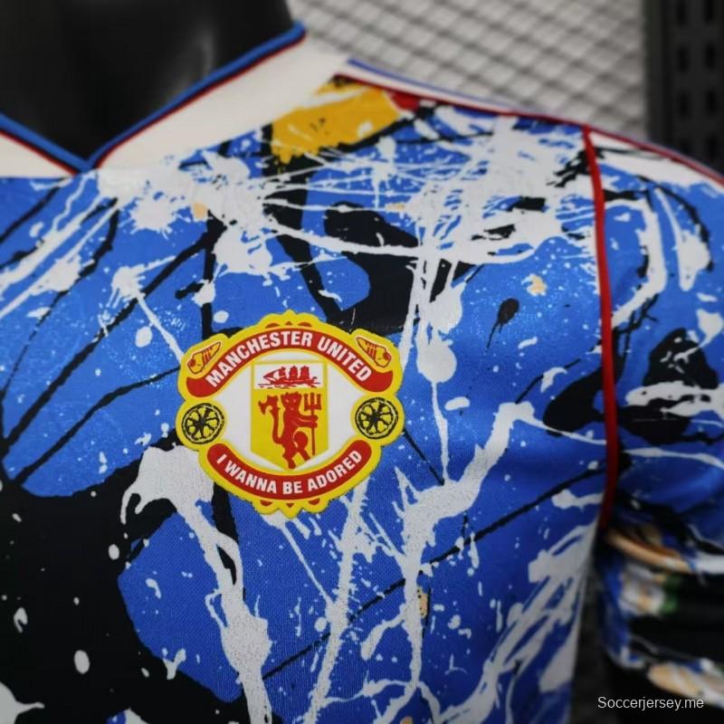 قميص اللاعب الإصدار 26/27 من مانشستر يونايتد، طراز "Multicolor Paint Splash Art" الخاص