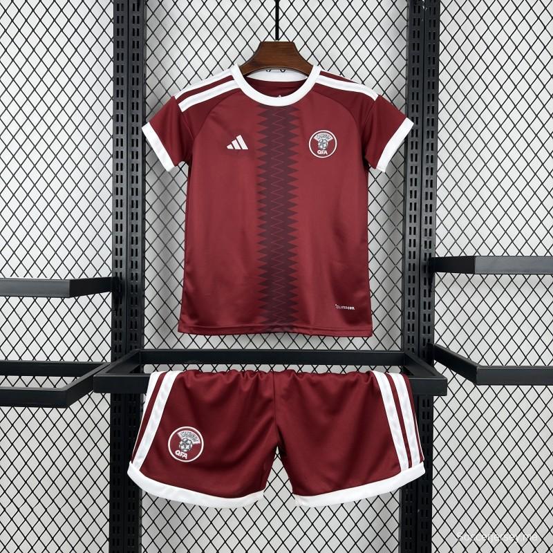 الزي الرسمي لفريق قطر للأطفال في كأس العالم 2026