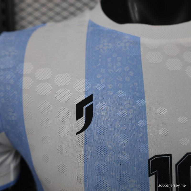قميص اللاعب الإصدار 2026، قميص الأرجنتين الرئيسي باللون الأزرق الفاتح والأبيض بخطوط عمودية، إصدار خاص