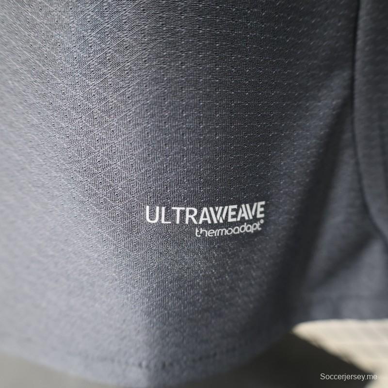 قميص اللاعب نسخة 26/27 لميلان (الزي الخارجي) باللون الأزرق الداكن مع لمسات باللون البرتقالي النحاسي