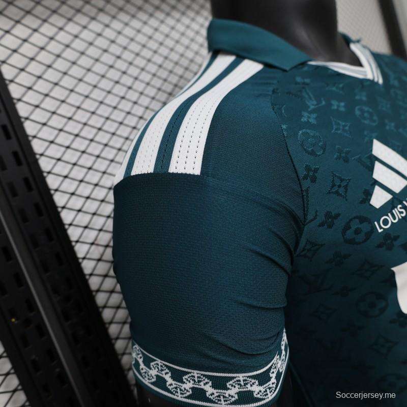 قميص اللاعب الإصدار 2026: ريال مدريد × لويس فويتون باللون الأزرق المخضر، بتصميم "LV Monogram" من أديداس، إصدار خاص بالتعاون المشترك