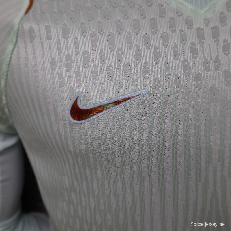 قميص اللاعب ذو الأكمام الطويلة باللون الأخضر الفاتح للعب خارج أرضه، نسخة 26/27، من دار سك العملة الفرنسية