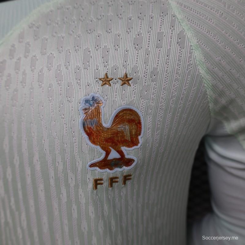 قميص اللاعب ذو الأكمام الطويلة باللون الأخضر الفاتح للعب خارج أرضه، نسخة 26/27، من دار سك العملة الفرنسية