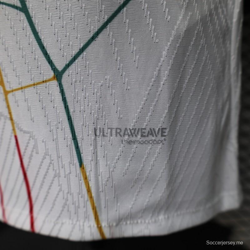 قميص اللاعب الإصدار 2026 باللون الأبيض مع نقوش متعددة الألوان - إصدار خاص