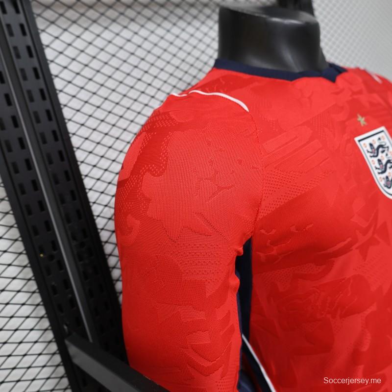 قميص لاعب إنجلترا خارج أرضها باللون الأحمر طويل الأكمام، إصدار 26/27