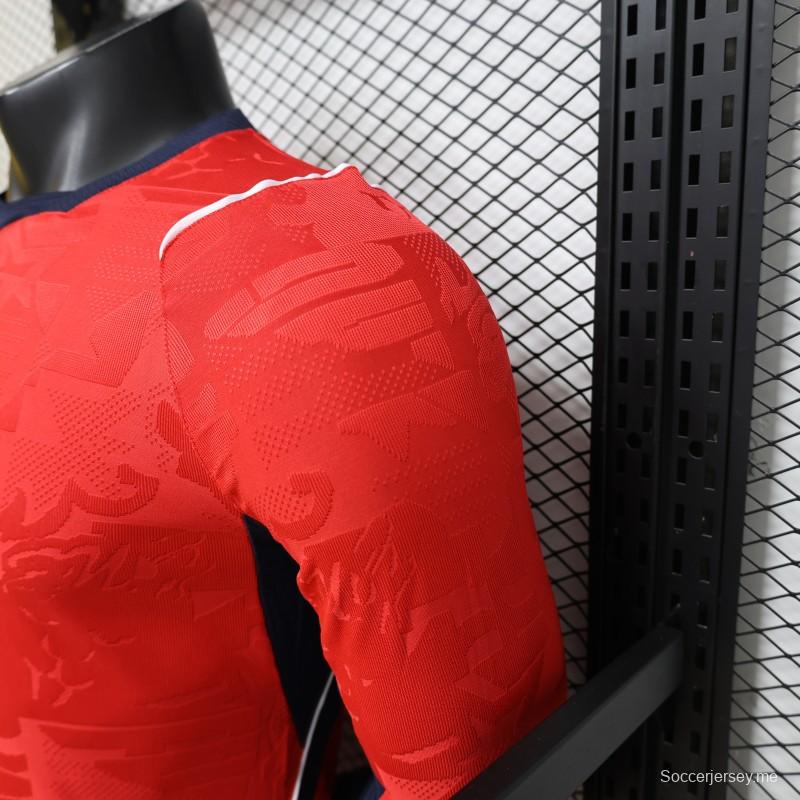 قميص لاعب إنجلترا خارج أرضها باللون الأحمر طويل الأكمام، إصدار 26/27