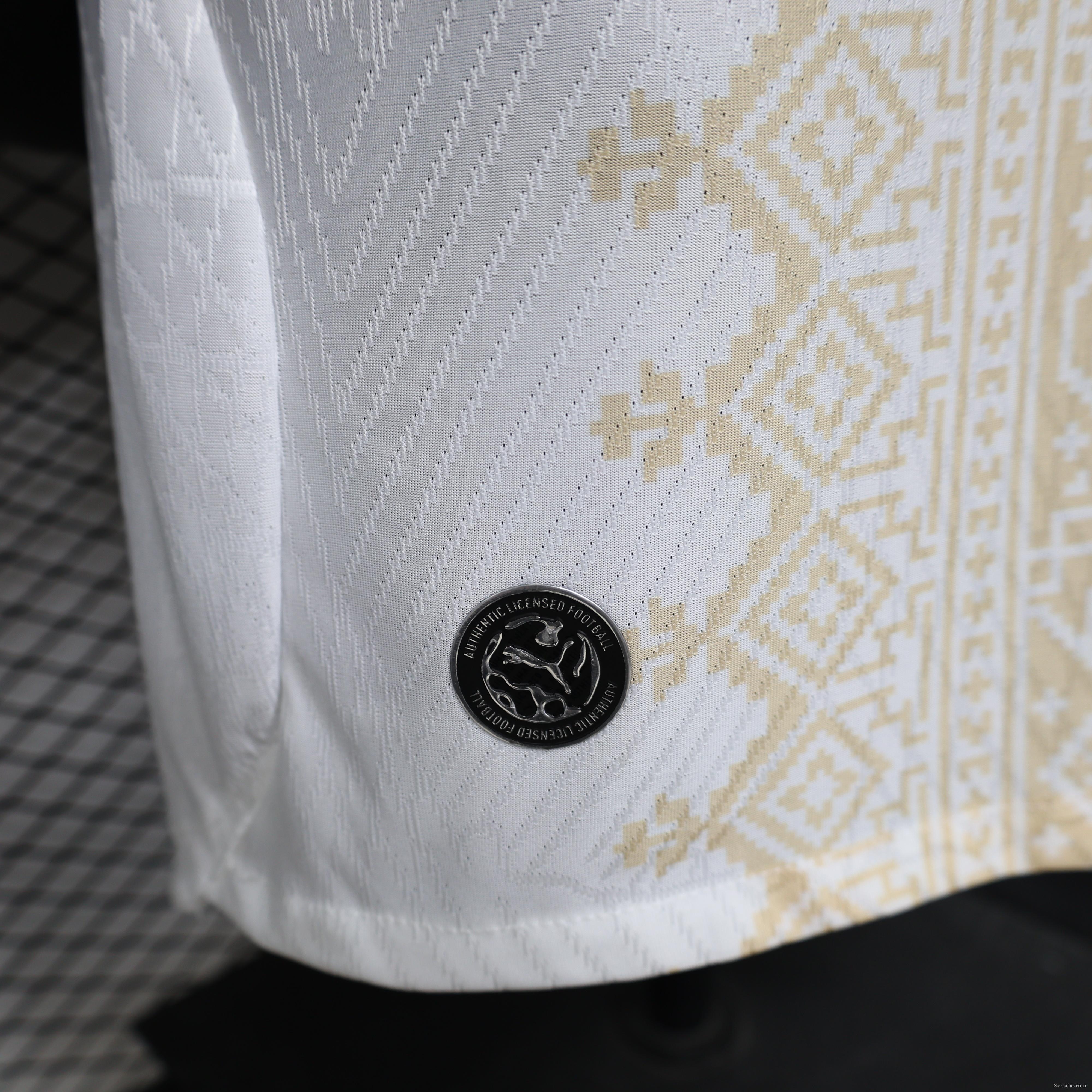 إصدار اللاعب 26/27  المغرب  خارج أرضه  قميص أبيض وذهبي بنقوش أمازيغية