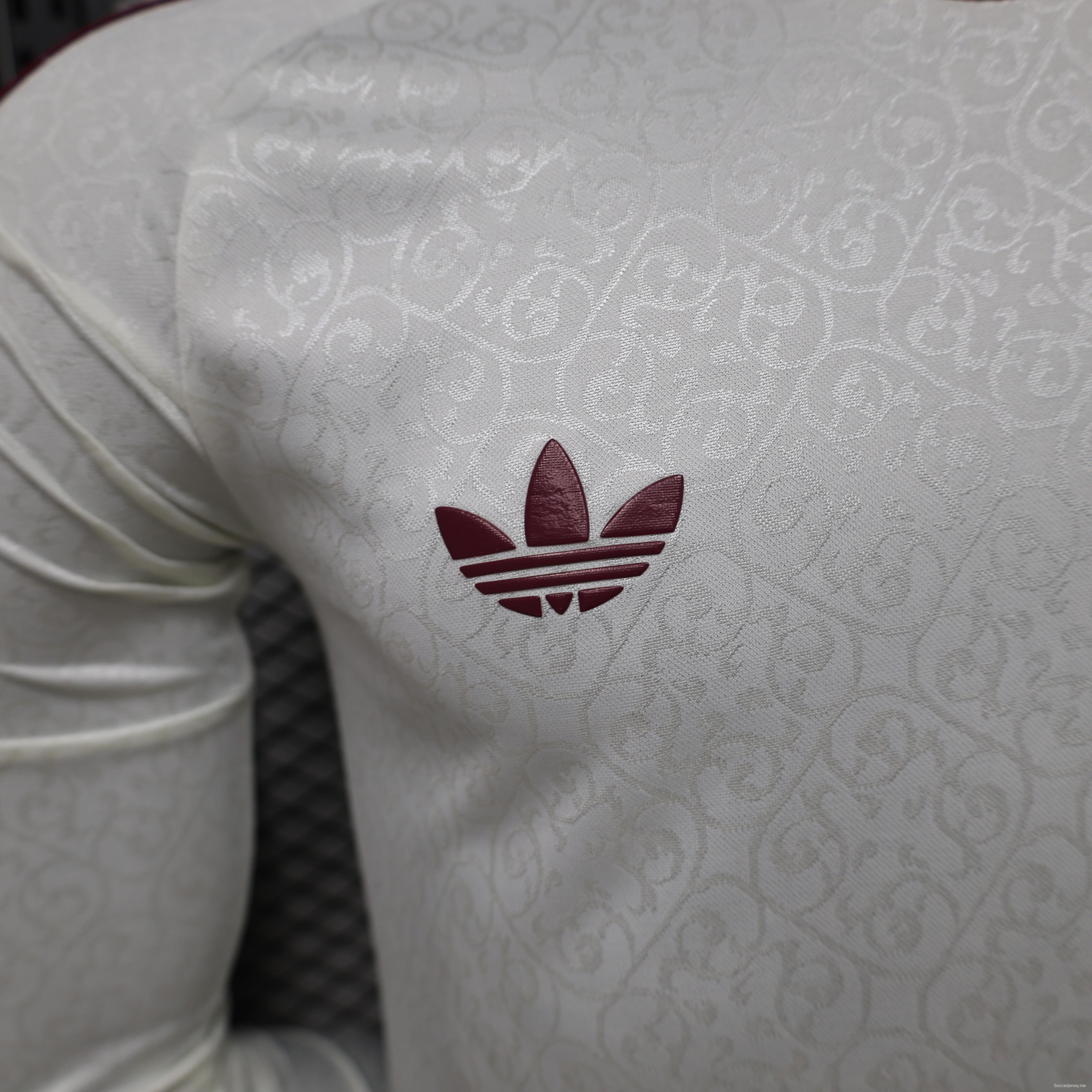 قميص اللاعب ذو الأكمام الطويلة باللون الأبيض لمباريات إسبانيا خارج أرضها للموسم 26/27