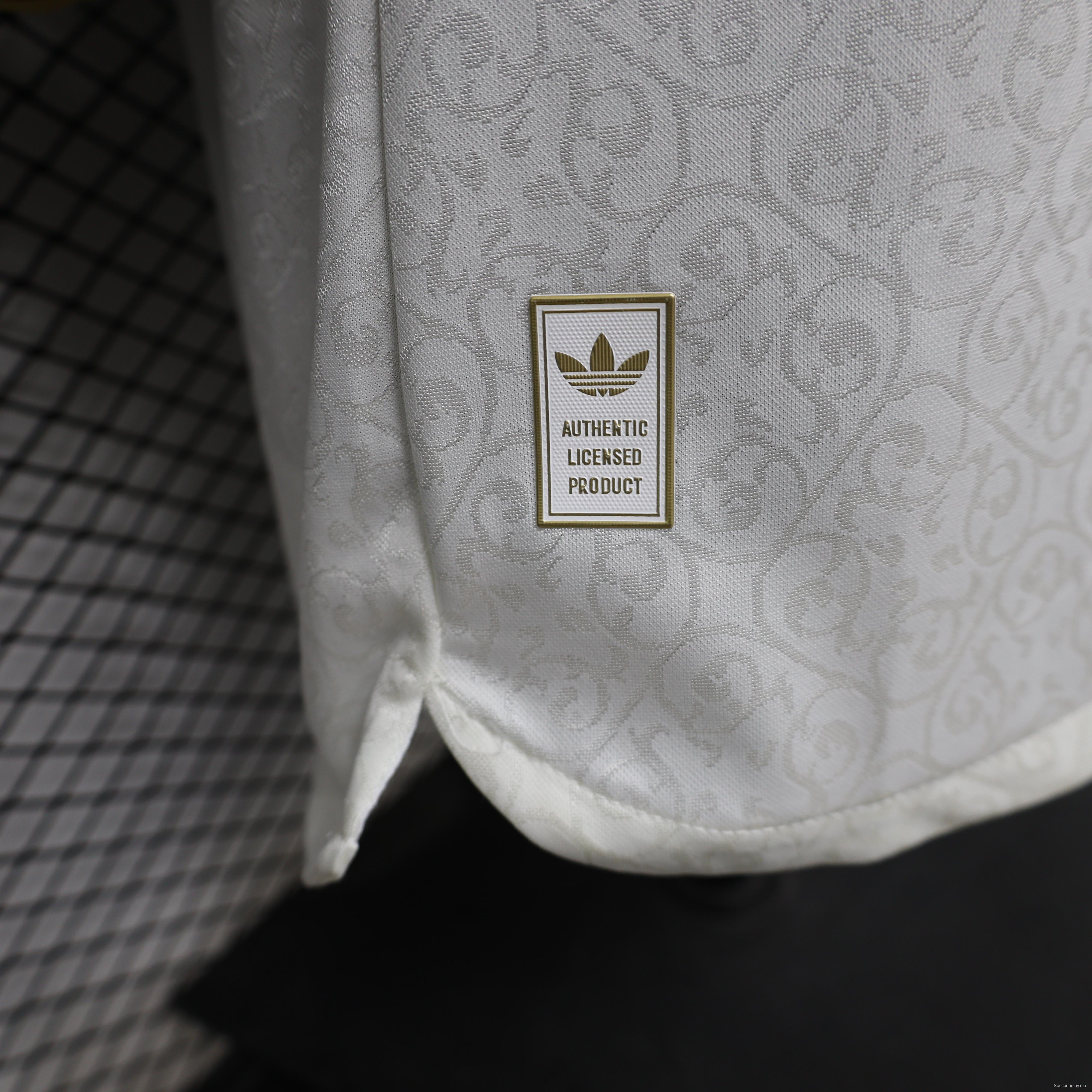 قميص اللاعب ذو الأكمام الطويلة باللون الأبيض لمباريات إسبانيا خارج أرضها للموسم 26/27