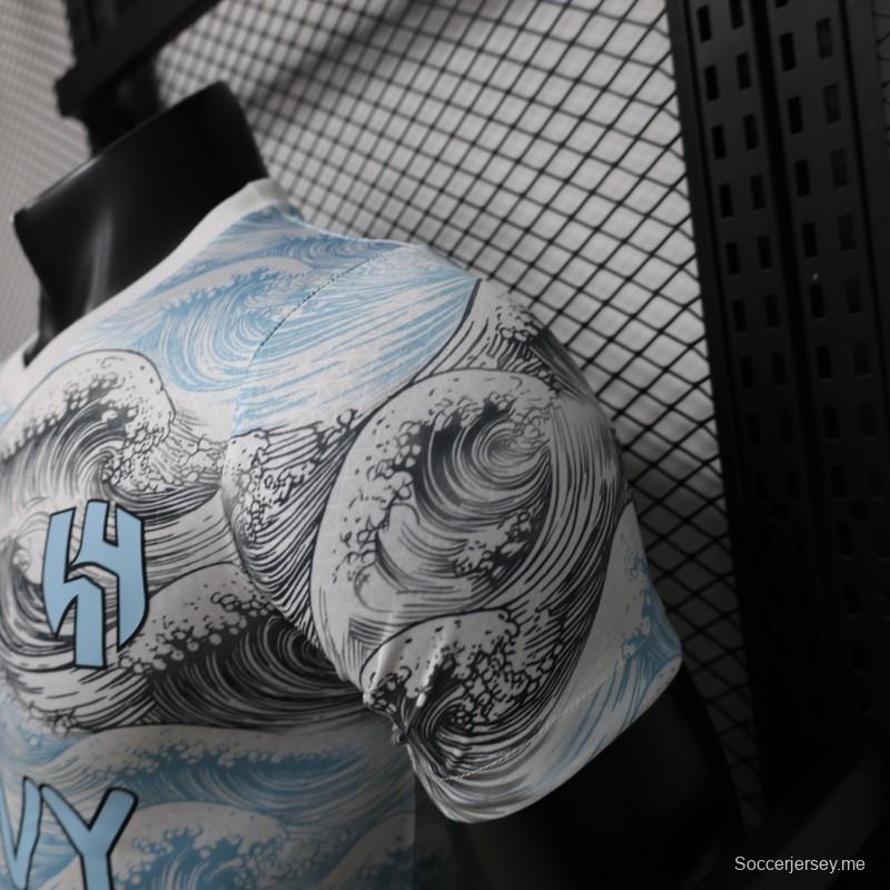 قميص الهلال لكرة القدم، إصدار اللاعبين 26/27، أبيض وأزرق، بنقشة موجة هوكوساي، إصدار خاص للملابس الخارجية