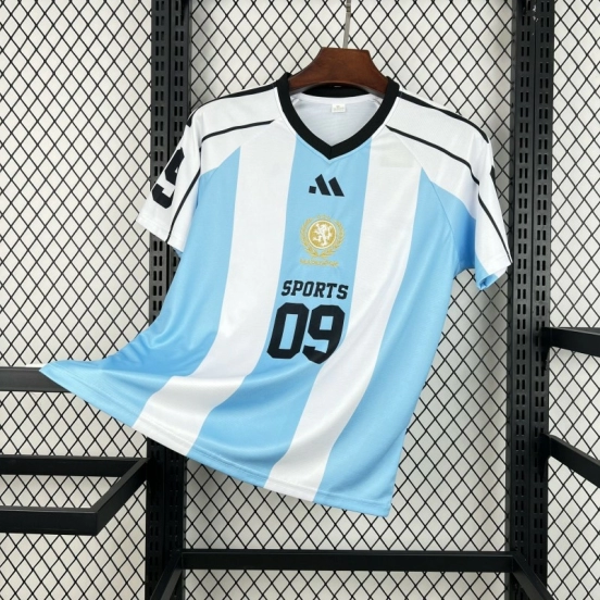 2026 قميص كرة قدم للجنسين بلون أزرق فاتح مخطط على طراز كأس العالم بياقة على شكل V