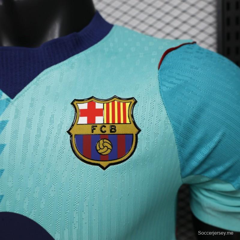 القميص الثالث لفريق لاعبي برشلونة للموسم 2026/2027 باللونين الأزرق المخضر والأزرق المائي