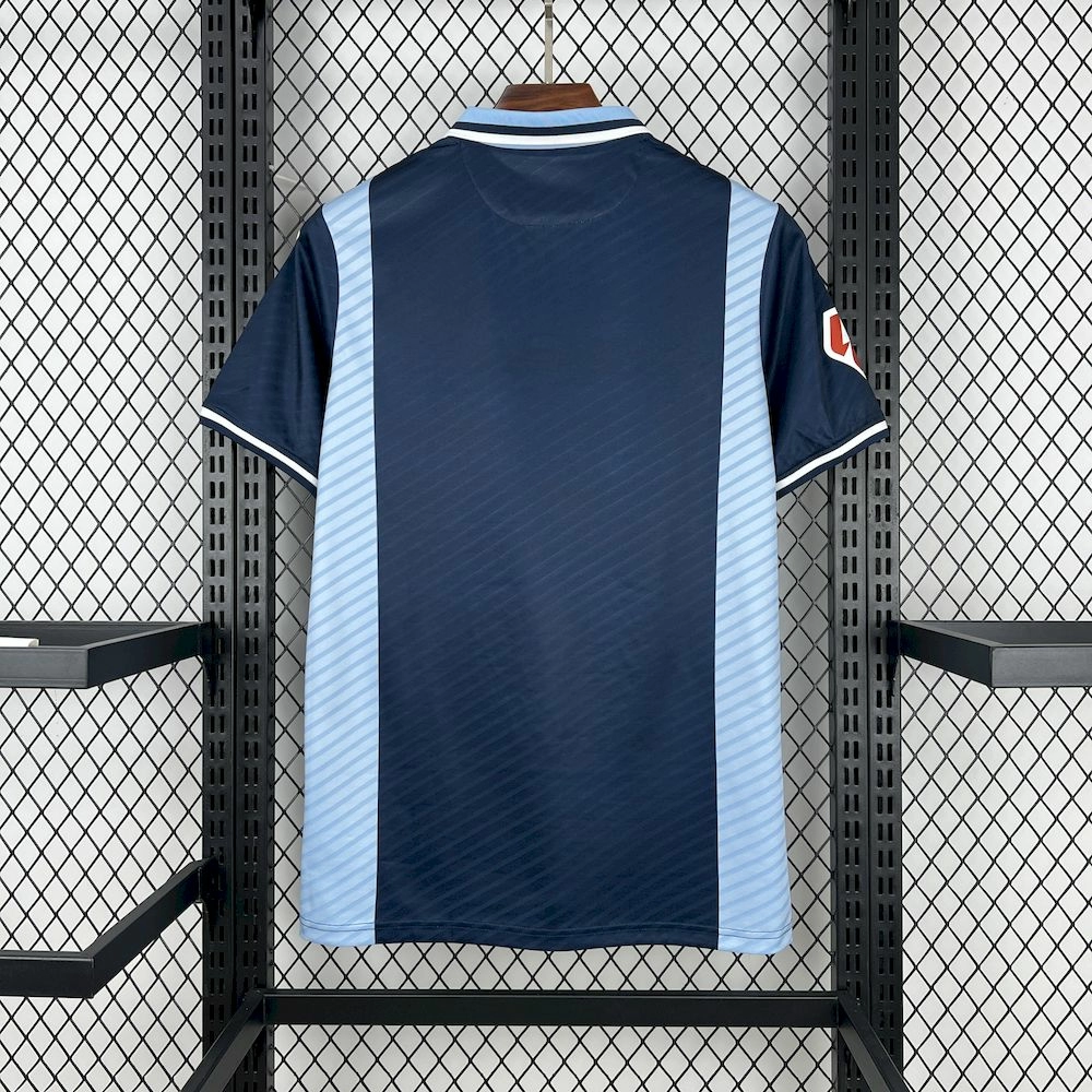 2025/25/26 قميص نادي قرطبة لكرة القدم خارج ملعبه