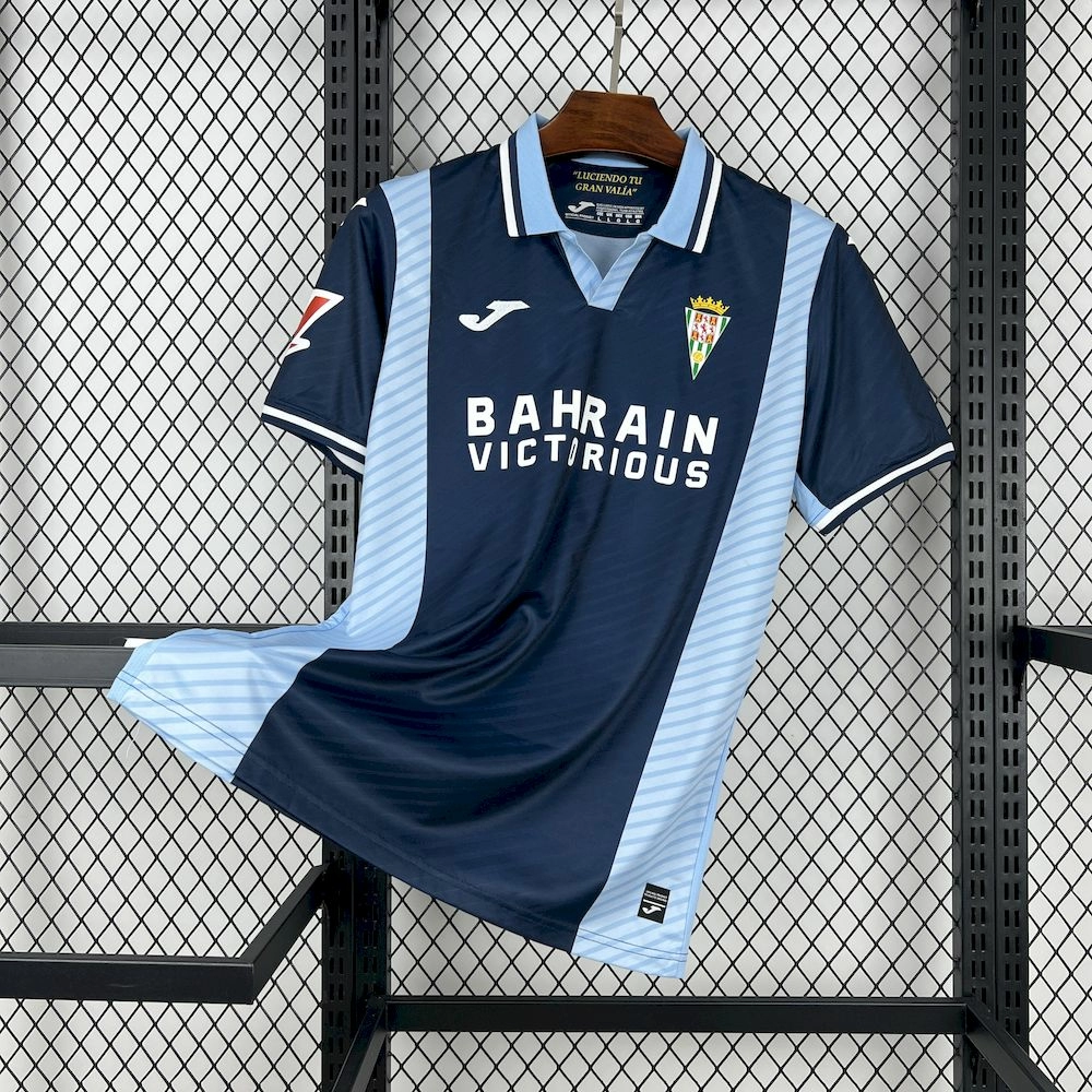 2025/25/26 قميص نادي قرطبة لكرة القدم خارج ملعبه