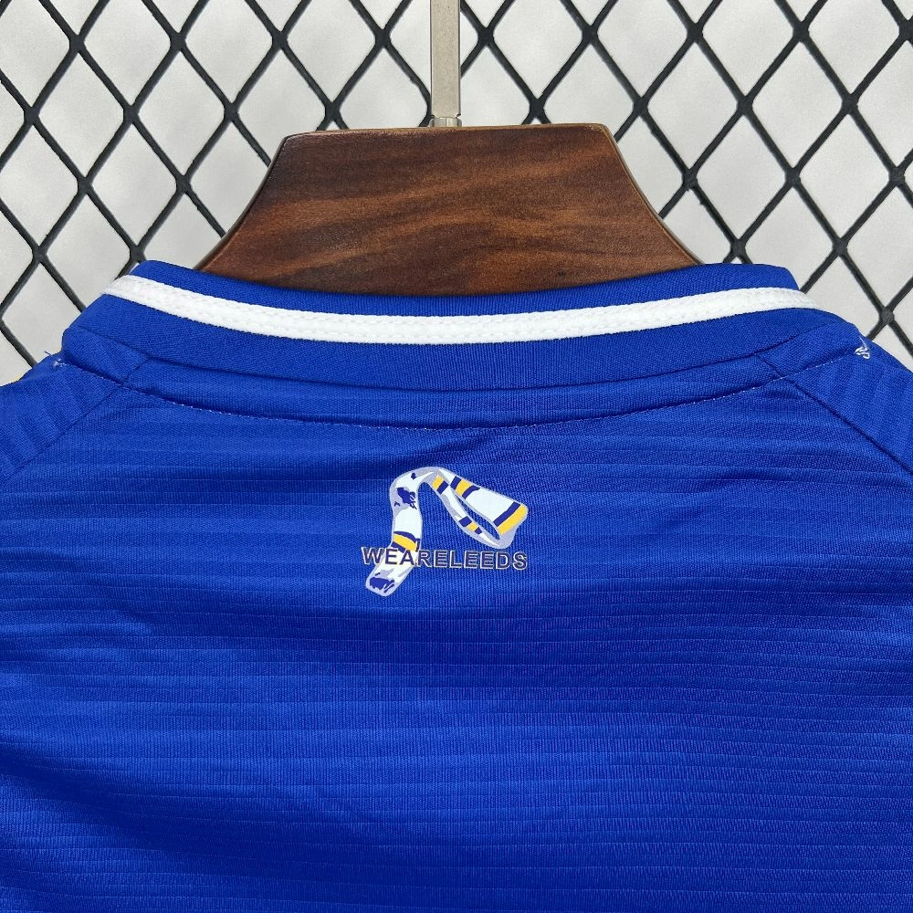 2025/26 قميص ليدز يونايتد إف سي 2025/26 خارج ملعبه